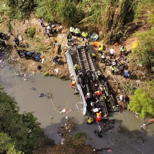 La unidad de transporte extraurbano cayó a una hondonada. ,Conred