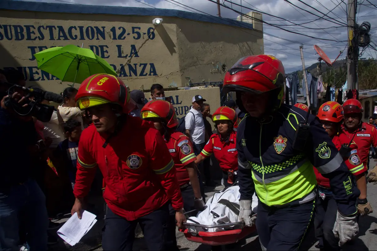 Las víctimas del accidente están siendo trasladadas a la morgue del Inacif., Omar Solís/Emisoras Unidas