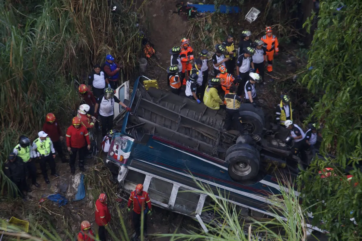 El cuerpo del piloto había quedado atrapado entre el timón del bus., Foto Omar Solís