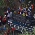 El cuerpo del piloto había quedado atrapado entre el timón del bus. ,Foto Omar Solís