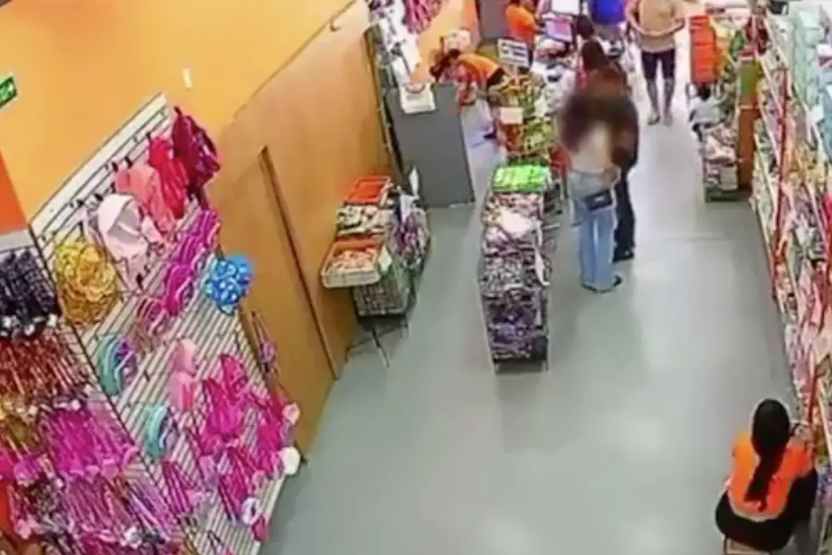 Explosión de celular en supermercado de Brasil deja a mujer con quemaduras graves., Captura de pantalla video X.