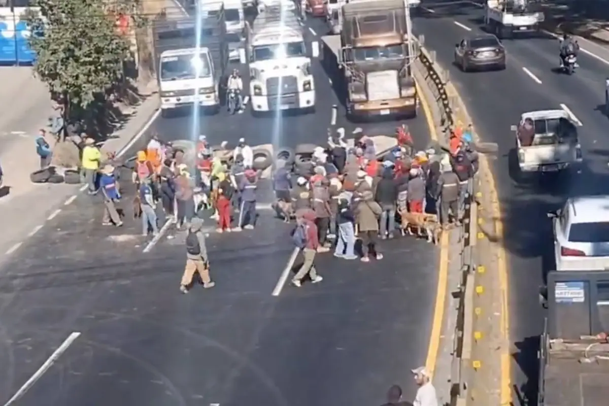 Los manifestantes colocaron llantas para bloquear el paso vehicular., PMT de Villa Nueva