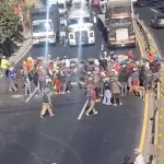 Los manifestantes colocaron llantas para bloquear el paso vehicular. ,PMT de Villa Nueva