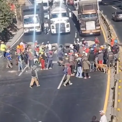 Los manifestantes colocaron llantas para bloquear el paso vehicular. ,PMT de Villa Nueva