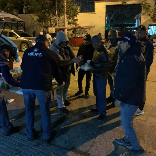 El personal del Mides entregó alimentos en las afueras de la morgue del Inacif, zona 3. ,Mides