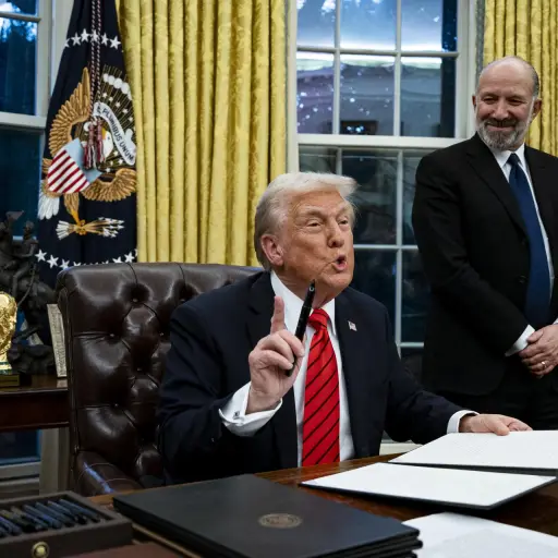 Trump firma orden ejecutiva en la Oficina Oval ,EFE