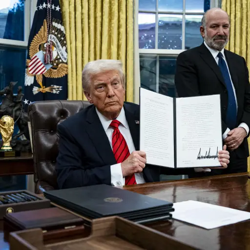 Trump firma orden ejecutiva en la Oficina Oval ,EFE