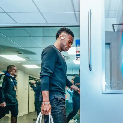 Real Madrid y Vinícius durante su llegada al Etihad Stadium