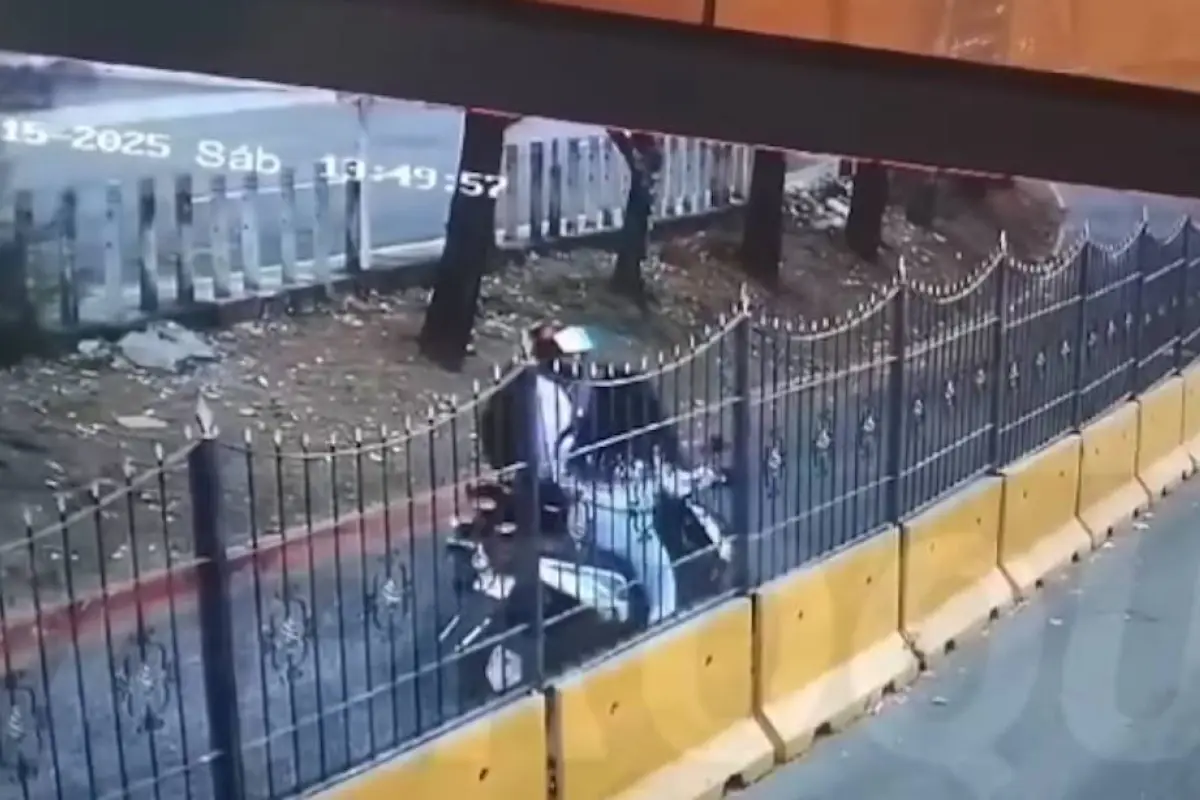 Asalto de motoladrón a una motociclista. , Captura de pantalla video X.