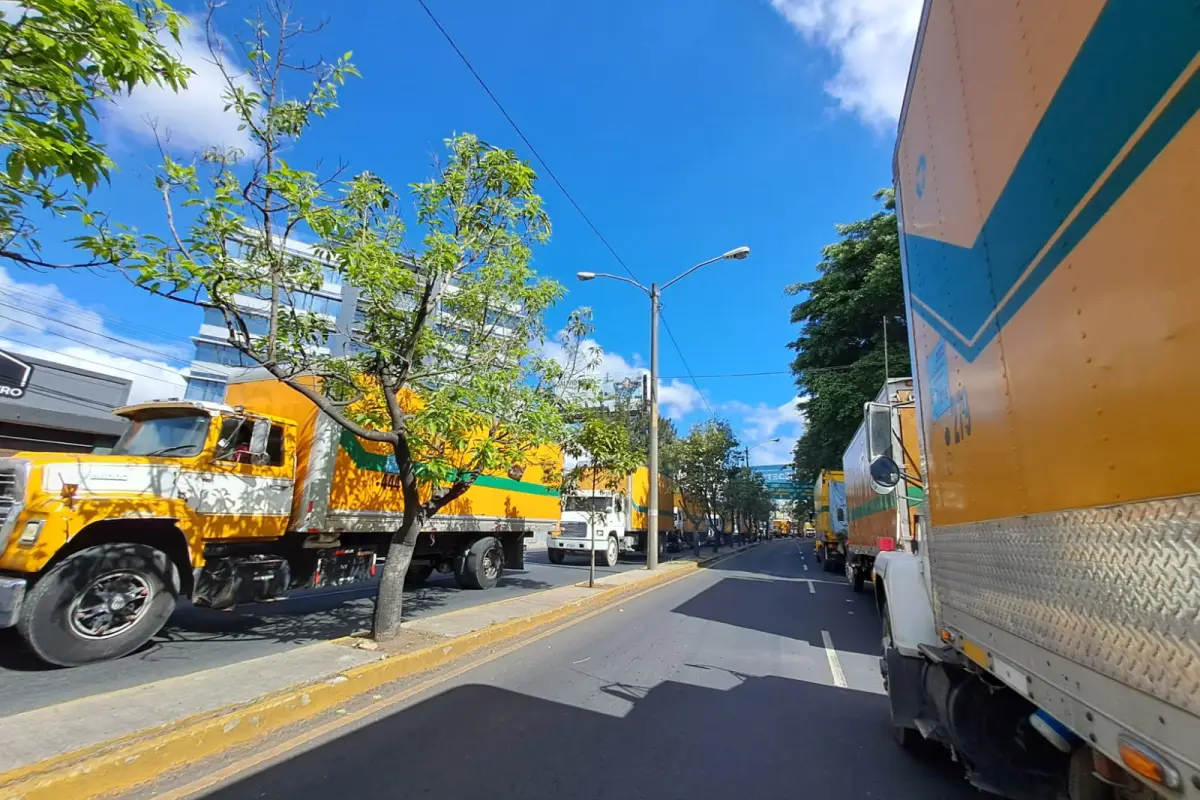 Los manifestantes colocaron camiones recolectores sobre los carriles frente al Ministerio de Desarrollo., Omar Solís/Emisoras Unidas