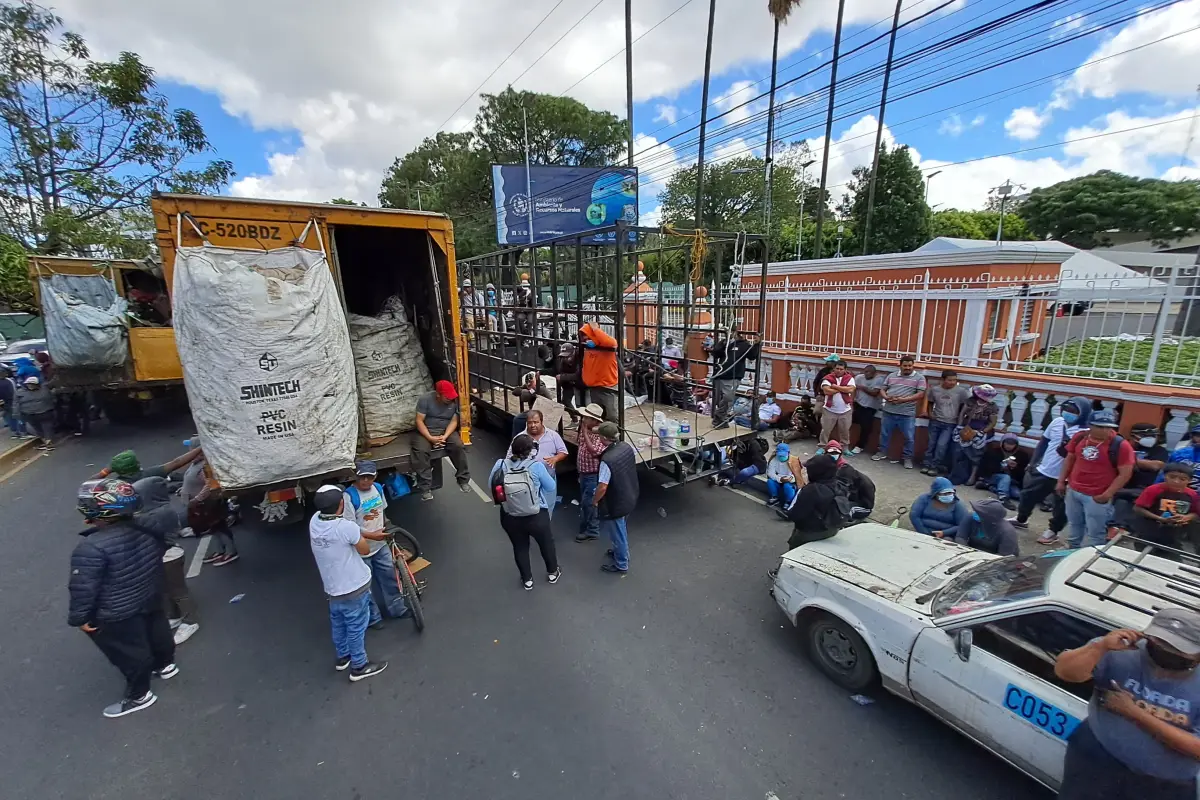 Grupos de recolectores y recicladores protestan frente a la sede del Ministerio de Ambiente, en la zona 13., Omar Solís/Emisoras Unidas