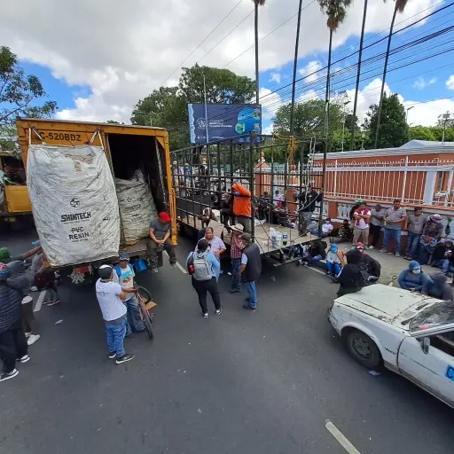 Grupos de recolectores y recicladores protestan frente a la sede del Ministerio de Ambiente, en la zona 13. ,Omar Solís/Emisoras Unidas