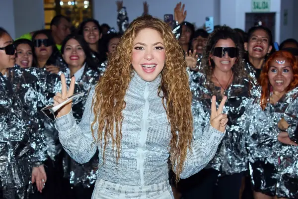 Guatemalteca caminó junto a Shakira en su concierto en México y así lo presumió en redes