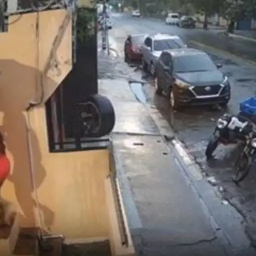 Una mujer murió dos días después de sufrir un fuerte golpe en la cabeza tras caer de una escalera en su hogar. ,Captura de pantalla video X.