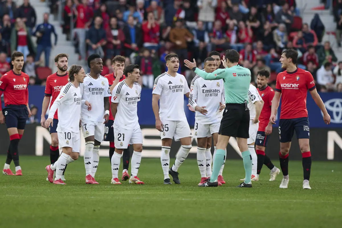 El árbitro José Luis Munuera Montero enfrenta una posible sanción de hasta 5 años por su vínculo con Talentus Sports, empresa que presta servicios a LaLiga, UEFA y clubes como Atlético de Madrid y PSG, generando sospechas de conflicto de intereses - EFE