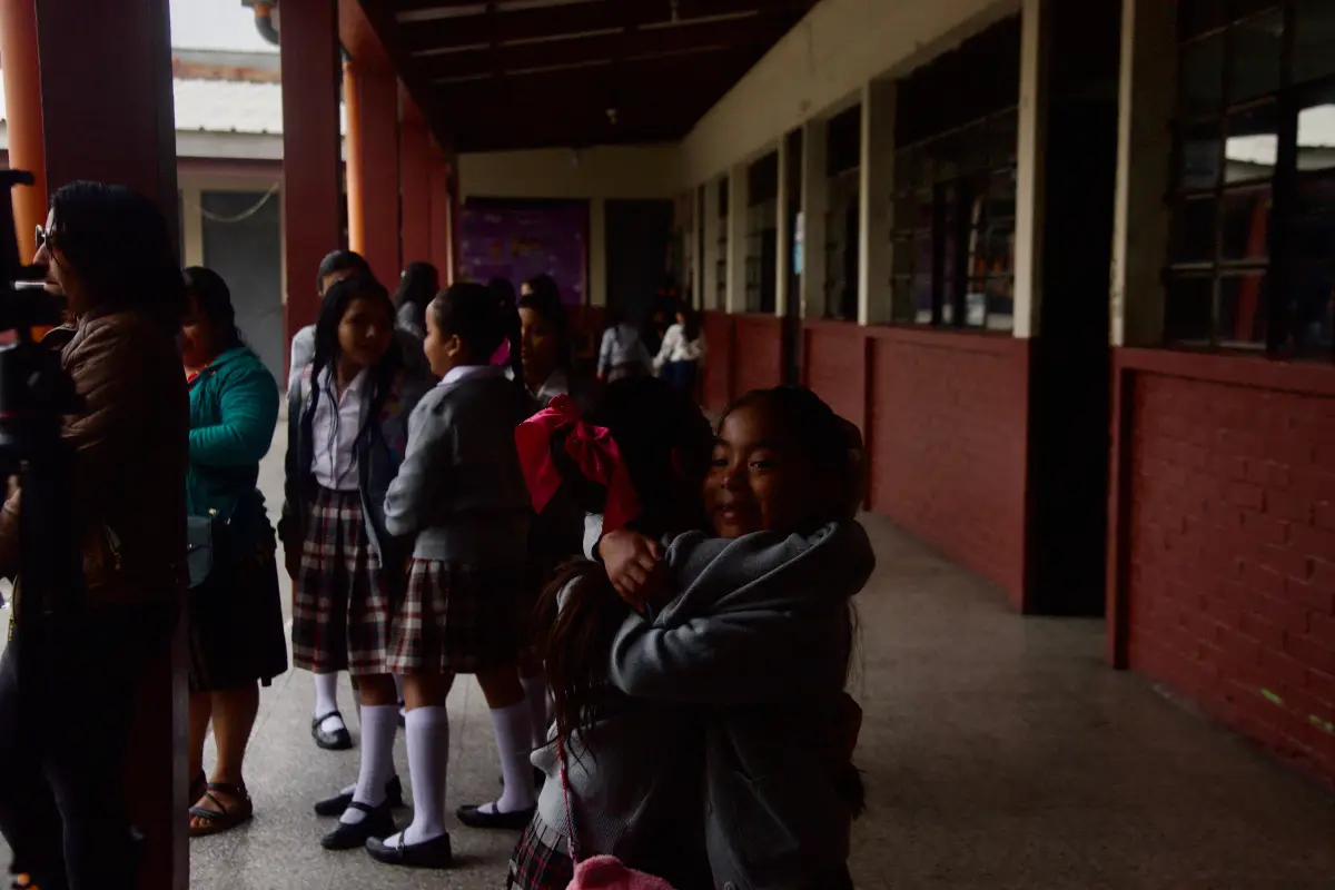 Estudiantes ingresan al primer día de clases en la Escuela para Niñas Manuel Cabral, en zona 1 capitalina., Omar Solís/Emisoras Unidas