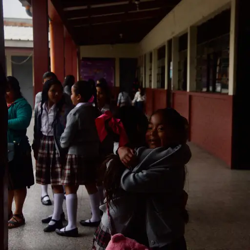 Estudiantes ingresan al primer día de clases en la Escuela para Niñas Manuel Cabral, en zona 1 capitalina. ,Omar Solís/Emisoras Unidas