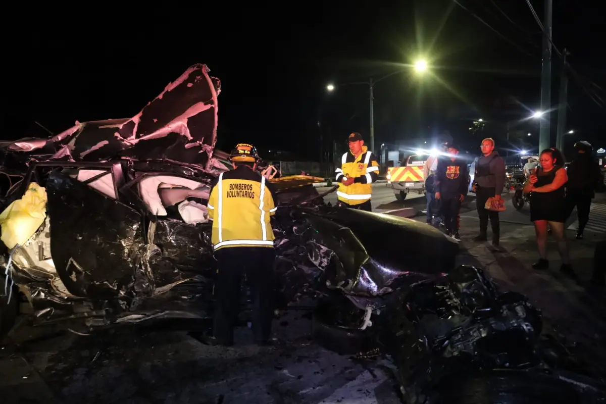 El cuerpo de la víctima mortal quedó atrapado en la estructura del vehículo., Bomberos Voluntarios