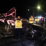 El cuerpo de la víctima mortal quedó atrapado en la estructura del vehículo. ,Bomberos Voluntarios