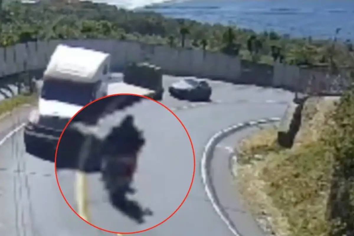 Video captado por cámara de seguridad muestra el momento exacto del choque en la RN14., Captura de pantalla video X.