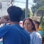 Golpea a su madre porque lo regaño por chocar. ,Captura de pantalla video X.