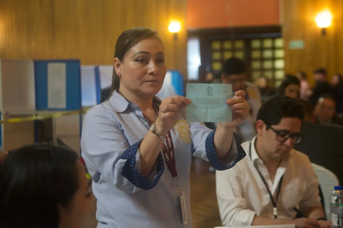 Así se desarrolla el conteo de votos en el centro de votación., Foto Omar Solís