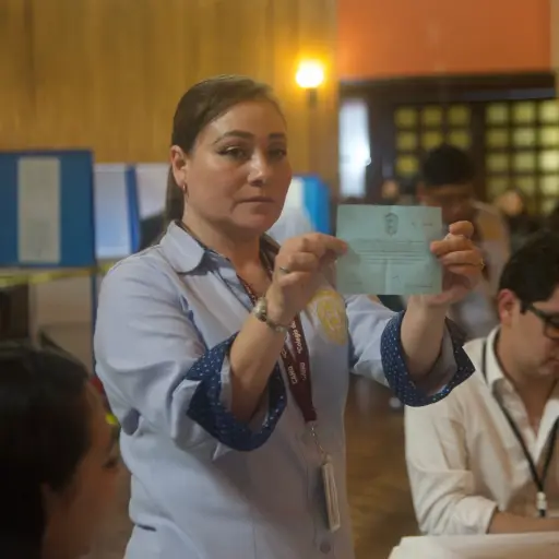 Así se desarrolla el conteo de votos en el centro de votación. ,Foto Omar Solís