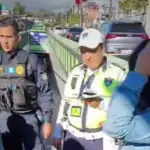 Presunta carterista detenida en Las Charcas. ,Captura de pantalla video Facebook.