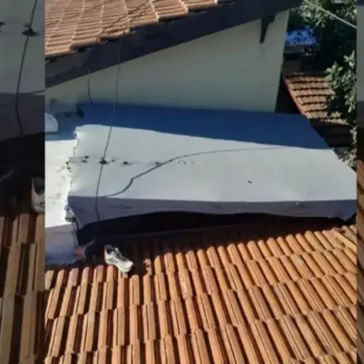 Ladrón queda atrapado en un techo mientras intentaba robar una vivienda  ,Captura de pantalla video X.