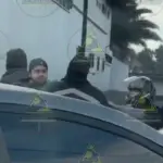 Motoristas protagonizan pelea en plena vía y bloquean el tránsito en zona 1. ,Captura de pantalla video X.