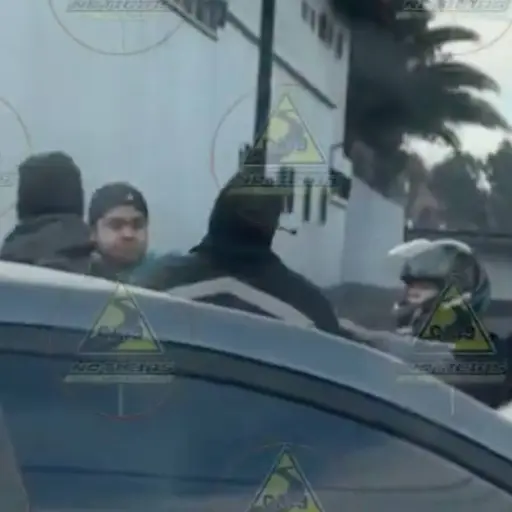 Motoristas protagonizan pelea en plena vía y bloquean el tránsito en zona 1. ,Captura de pantalla video X.