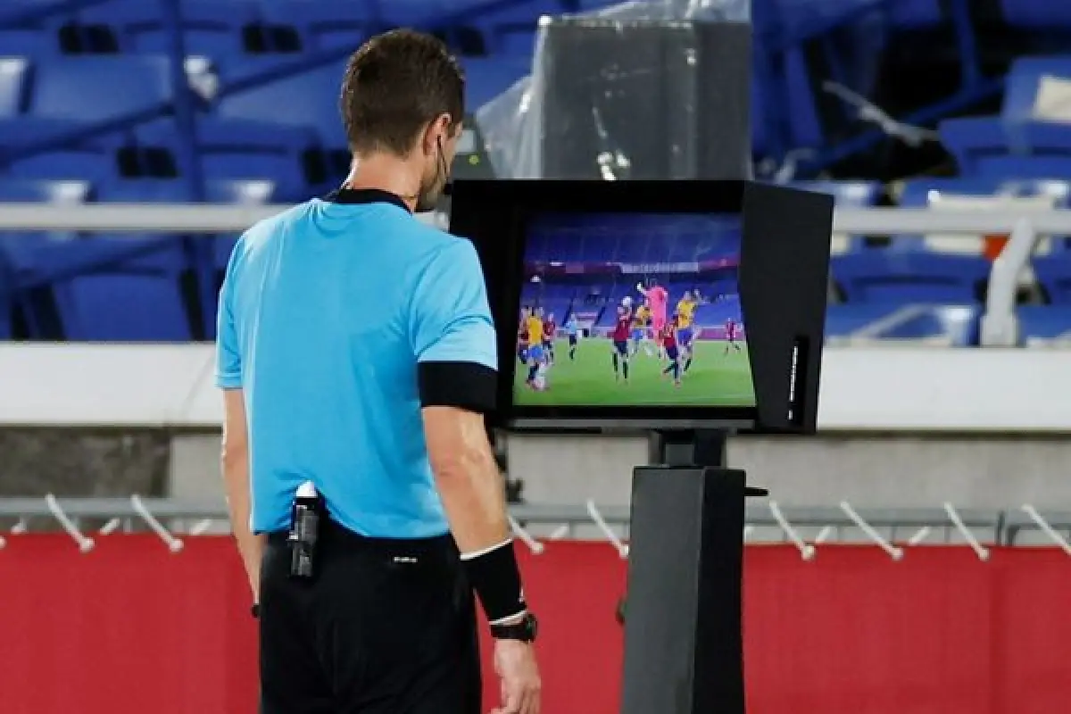 Un árbitro revisa una jugada en el VAR - EFE