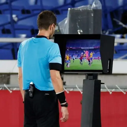 Un árbitro revisa una jugada en el VAR - EFE