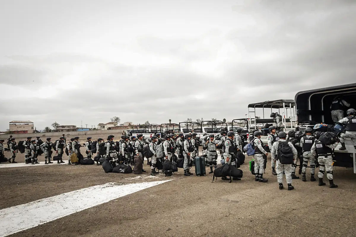 Agentes de la Guardia Nacional de México llegan a las instalaciones de la Base Aérea Militar número 12, detrás del Aeropuerto Internacional de Tijuana., Foto EFE