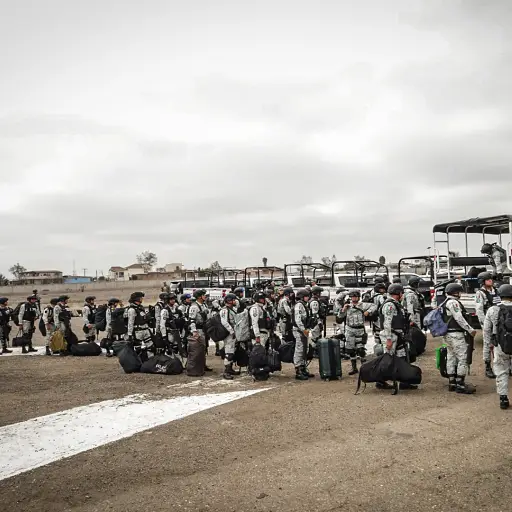 Agentes de la Guardia Nacional de México llegan a las instalaciones de la Base Aérea Militar número 12, detrás del Aeropuerto Internacional de Tijuana. ,Foto EFE
