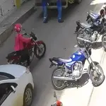 La motociclista no pudo hacer nada para evitar ser atropellada.   ,@lamanoconpelosx