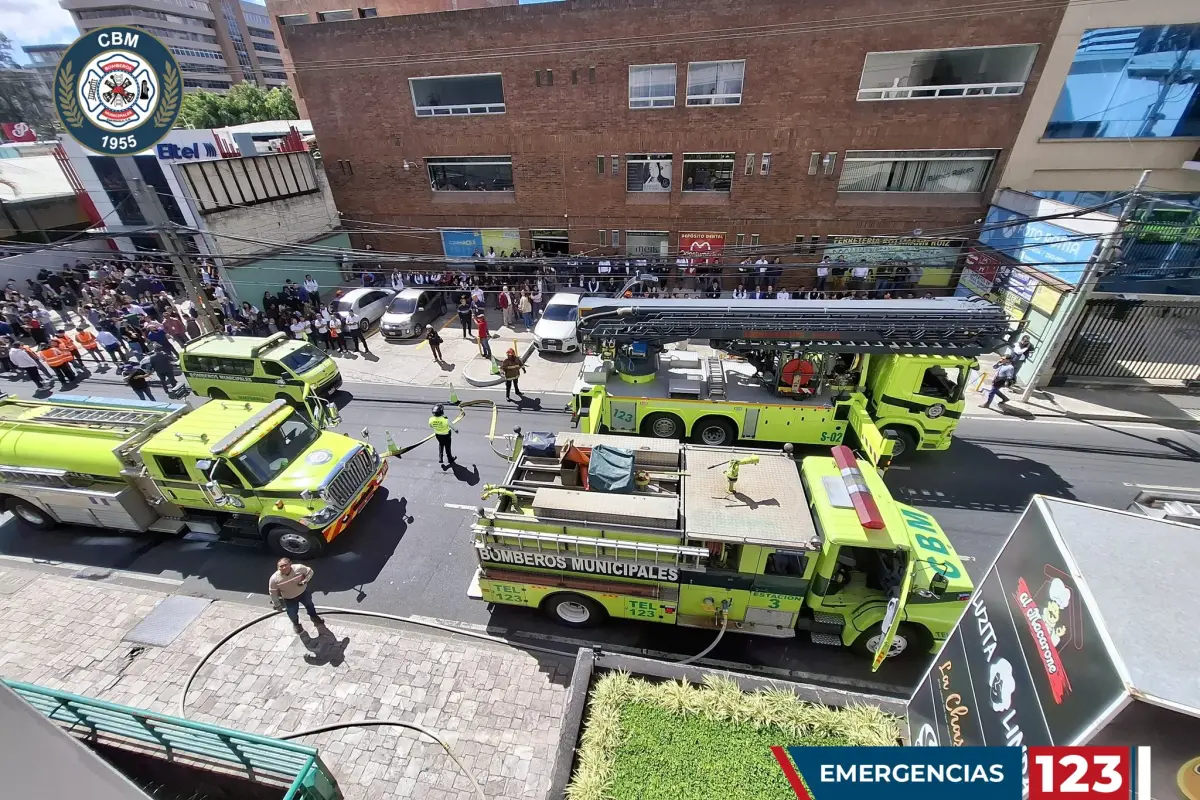 Los trabajadores y usuarios fueron retirados del edificio como medida de prevención al observarse fuego en uno de los locales., Bomberos Municipales