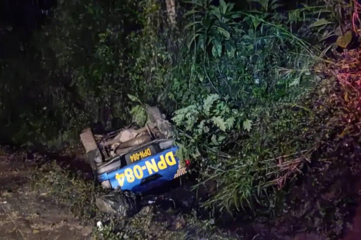 El vehículo policial quedó volcado a un costado de la ruta., Bomberos Voluntarios