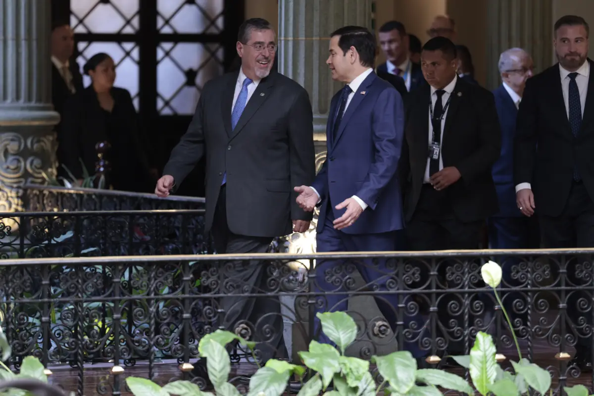 El secretario de Estado de los Estados Unidos, Marco Rubio (d), saluda al presidente de Guatemala, Bernardo Arévalo de León, este miércoles en el Palacio Nacional de la Cultura en Ciudad de Guatemala, Foto EFE