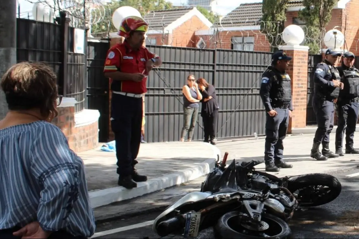 Motorista accidentado en zona 16., Bomberos Municipales. 