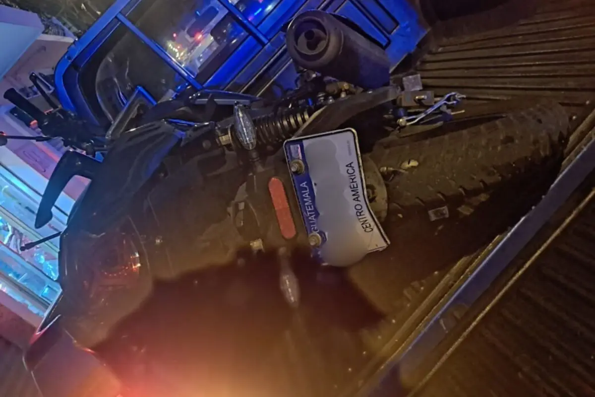 Una motocicleta que se accidentó en la 3a avenida y 18 calle de la zona 1 dejó un herido., Amílcar Montejo.