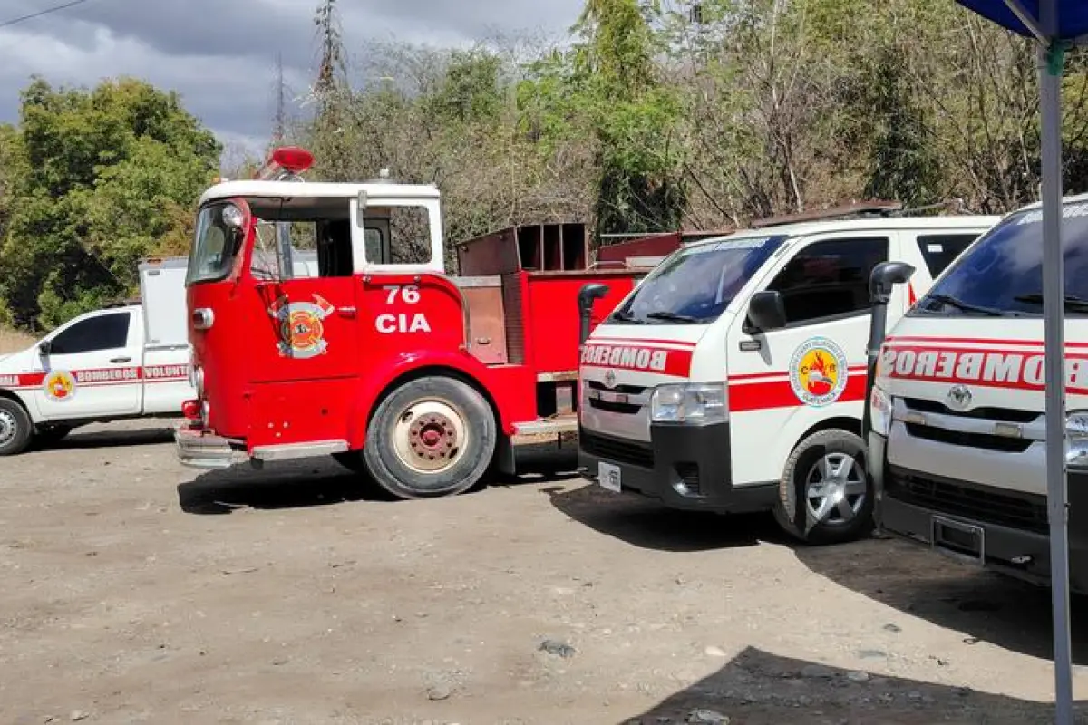 Bomberos Voluntarios de la 76 compañía permanecen en el kilómetro 100 de la ruta al Atlántico., Bomberos Voluntarios.