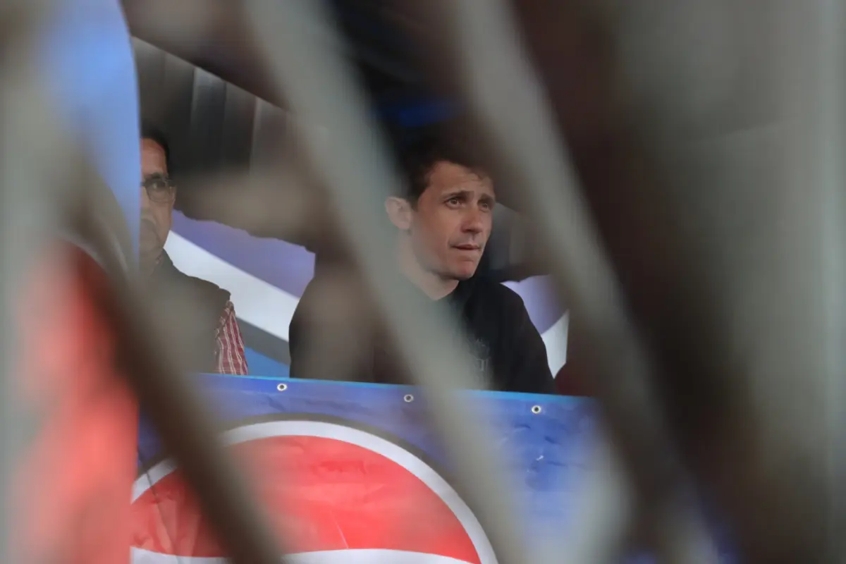 Sebastián Bini tuvo que dirigir desde la grada