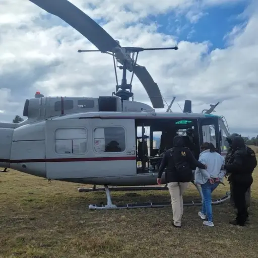 Algunos de los detenidos han tenido que ser trasladados a la capital por la vía aérea. ,Embajada de EE.UU. en Guatemala.