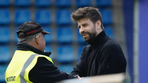 Piqué increpa a un árbitro y podría enfrentarse a duras sanciones
