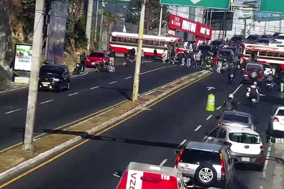 Las unidades se encuentran obstaculizando el paso en ambos sentidos de la vía, al final del bulevar San Cristóbal., PMT de Mixco