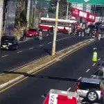 Las unidades se encuentran obstaculizando el paso en ambos sentidos de la vía, al final del bulevar San Cristóbal. ,PMT de Mixco