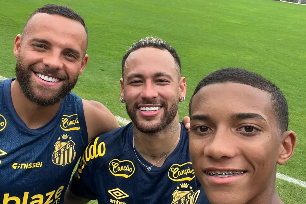 Neymar llega en helicóptero a su primer entreno con Santos - Santos FC