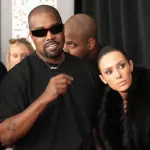 Kanye West y Bianca Censori en los premios Grammy. ,Redes sociales.