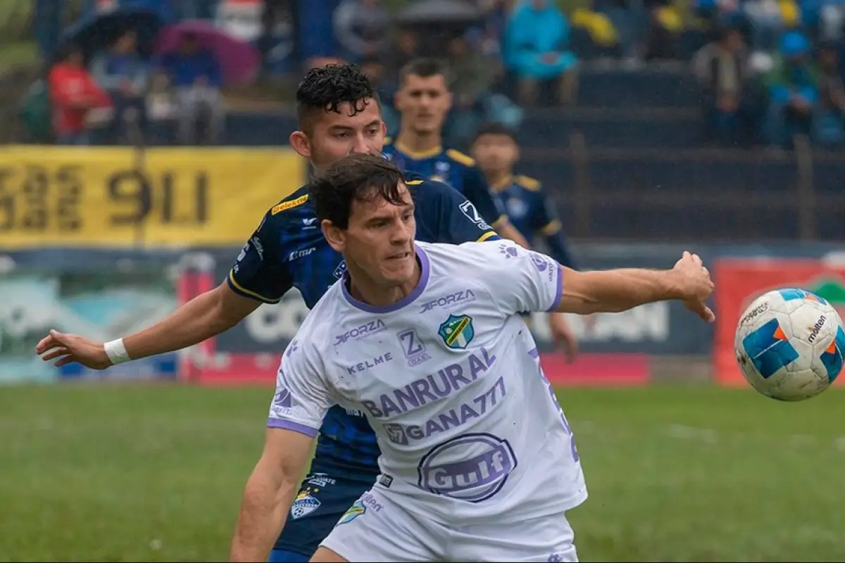 Diego Casas durante un encuentro ante su exequipo Cobán Imperial 